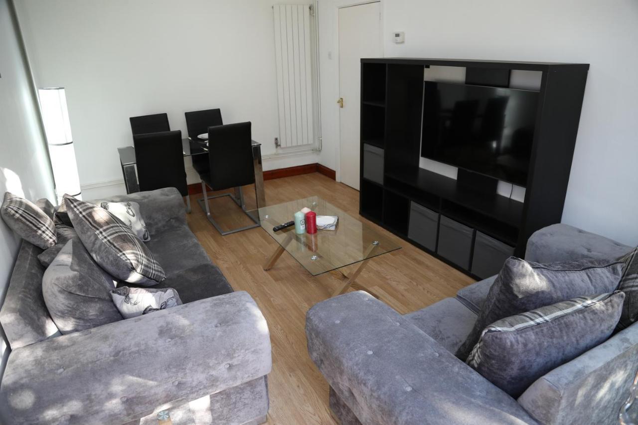 Cosy 3-bed Nec Airport Close To Amenities Ferienhaus