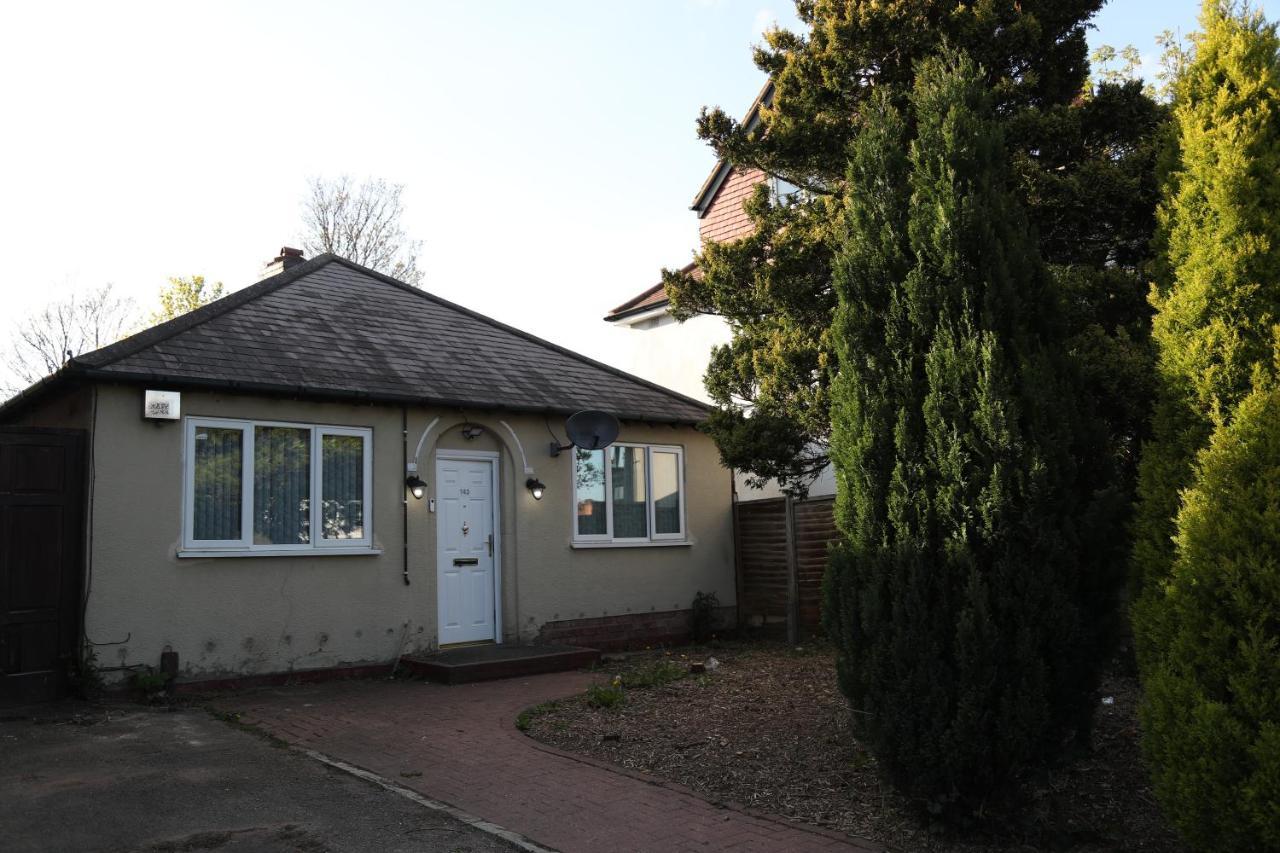 Cosy 3-bed Nec Airport Close To Amenities Ferienhaus